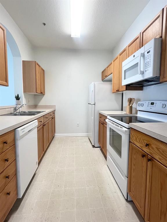 Building Photo - 8101 Coconut Palm Way