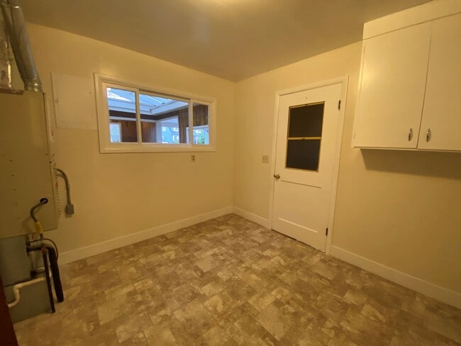 Building Photo - ~3 Bedroom Hucrest Home~