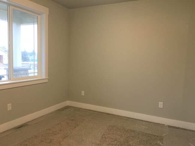 Building Photo - Don't Miss Out On This Five Mile Area 3 Be...
