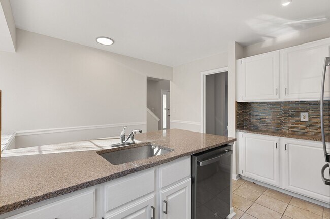 Building Photo - Coming Soon! End unit townhome in Annapolis!