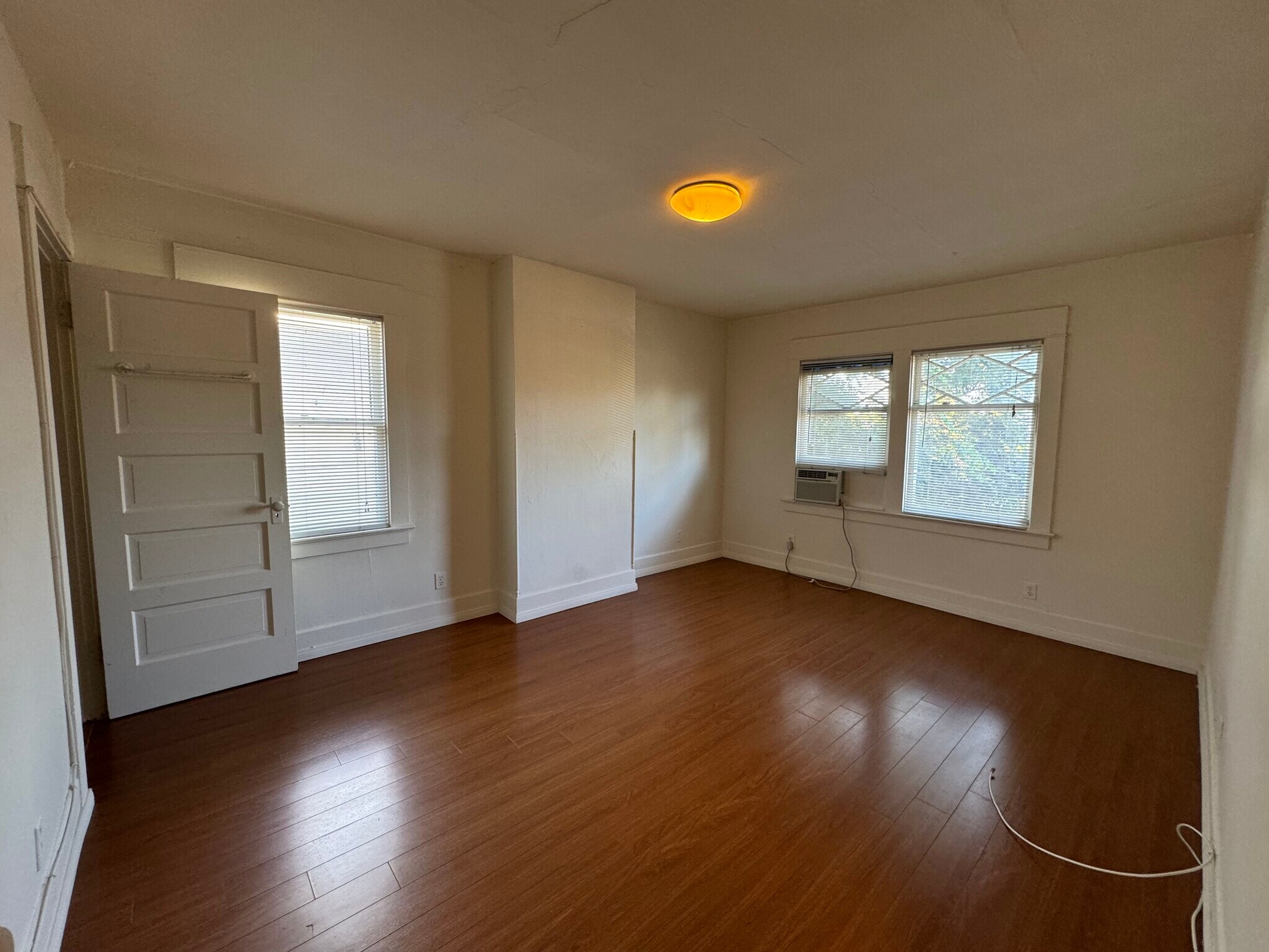 Building Photo - 1150 W 30th St