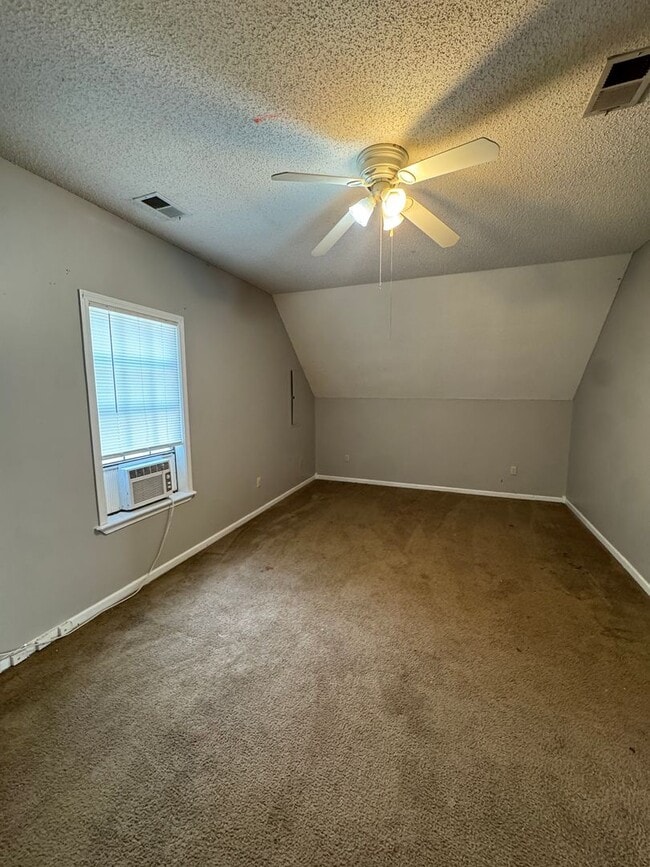 Building Photo - 3 Bed / 2 Bath off of South Caraway Available Now