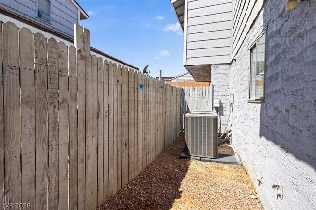 Building Photo - 5125 Golden Ln