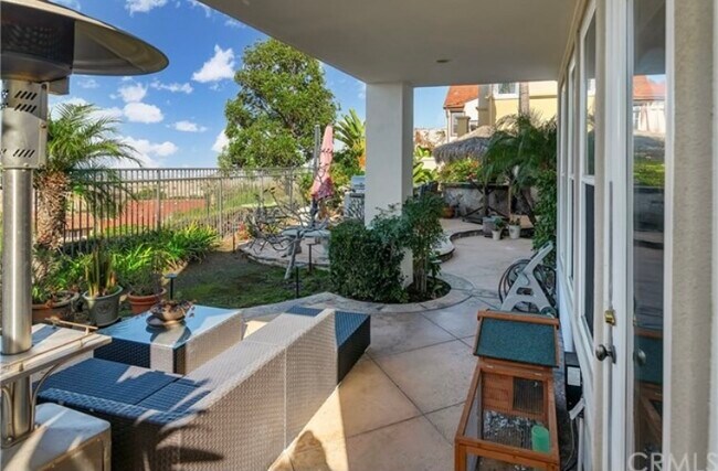 Building Photo - 9 Marisol