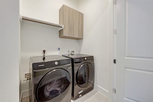 Building Photo - 5839 Dolores St