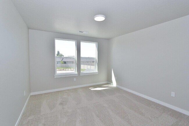 Building Photo - 4032 N Glider Ave