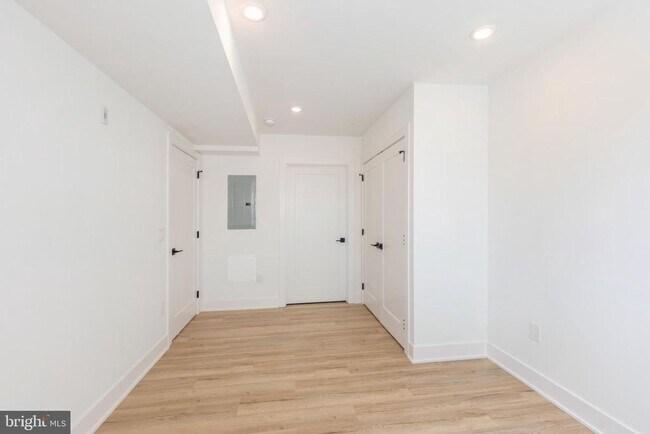 Building Photo - 629 W Girard Ave