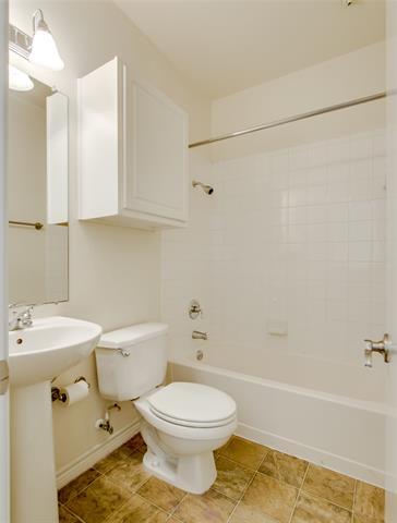 Building Photo - 1041 Colonial Dr