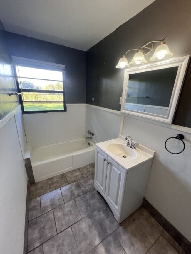 Building Photo - Charming 2 Bedroom Duplex on Sunshine Rd