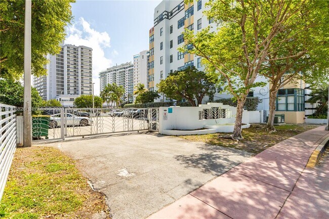 Building Photo - 2421 Lake Pancoast Dr
