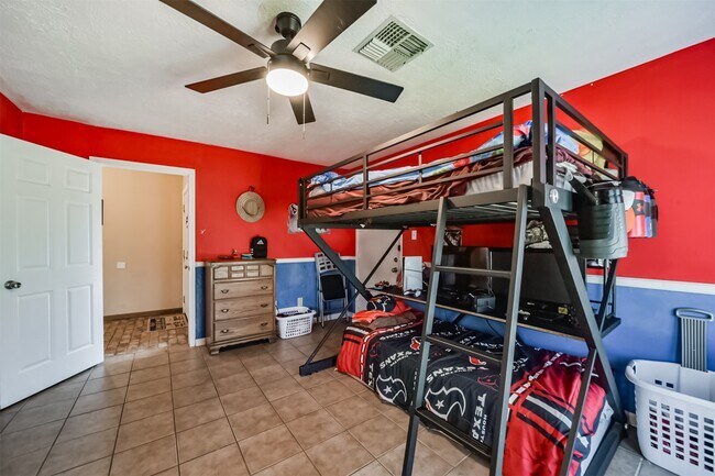 Building Photo - 2122 Clemson Dr