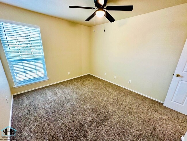 Building Photo - Big & Beautiful 5 bed/3.5 bath 2 Story home that's conveniently located to Randolph AFB