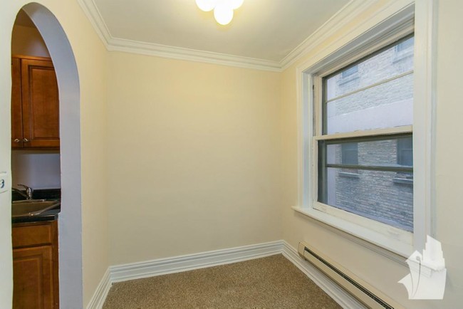 Building Photo - 1 bedroom in Chicago IL 60657