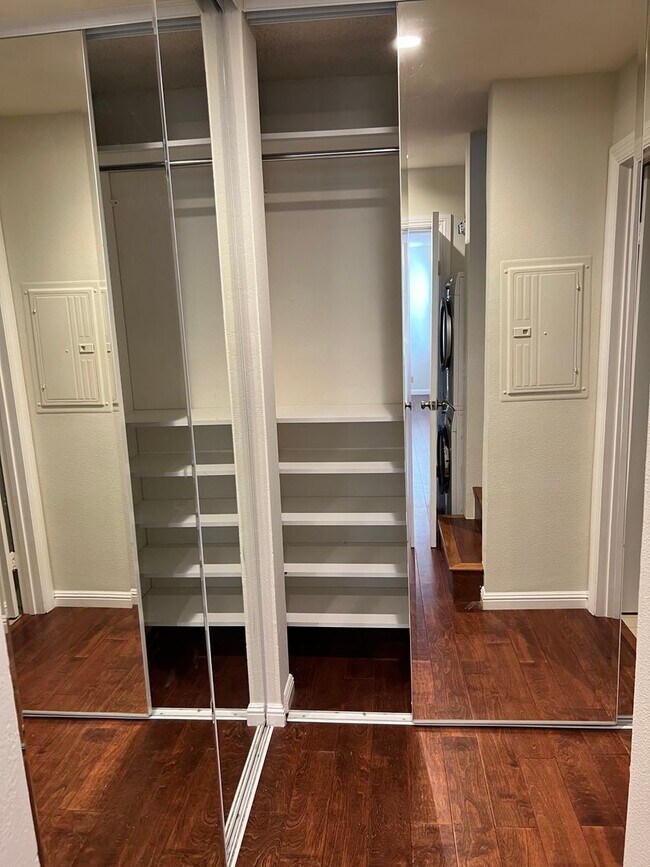 Building Photo - Palo Alto -Updated 3 Bedroom Condo In A Highly Sought After Neighborhood