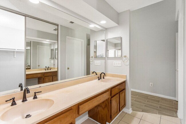 Building Photo - 2015 Braesmeadow Ln
