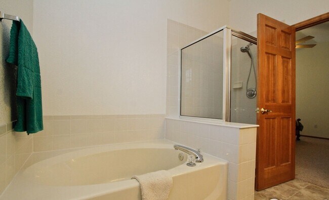 Building Photo - 13618 Parkview Pl