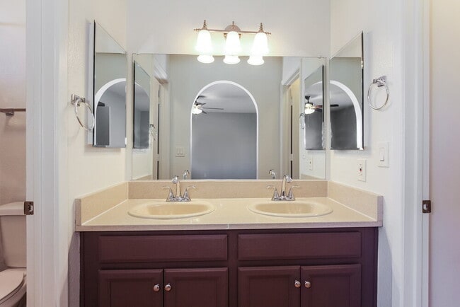 Building Photo - 1518 E Carter Rd