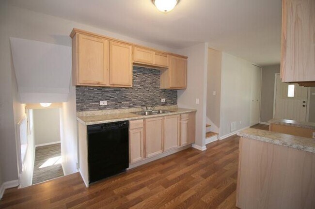 Building Photo - 460 E Thacker St