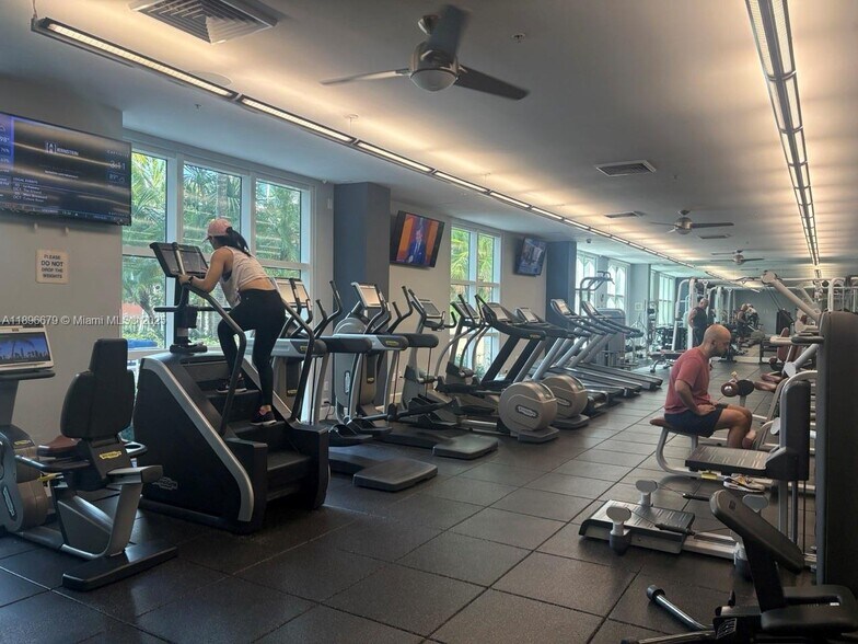 Building Photo - 2000 N Bayshore Dr