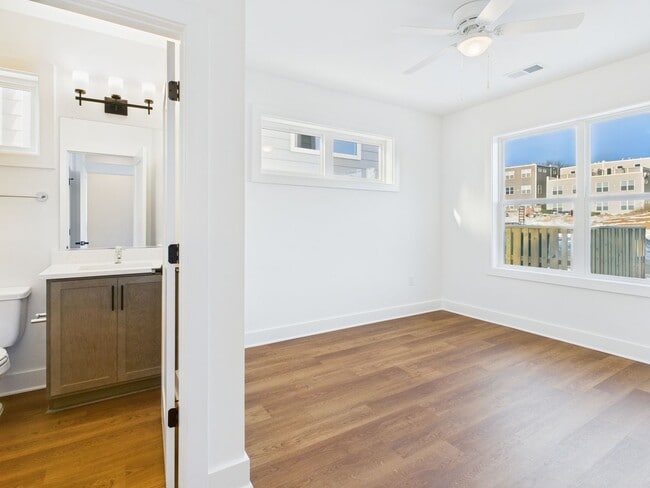 Building Photo - 907 Bainbridge St