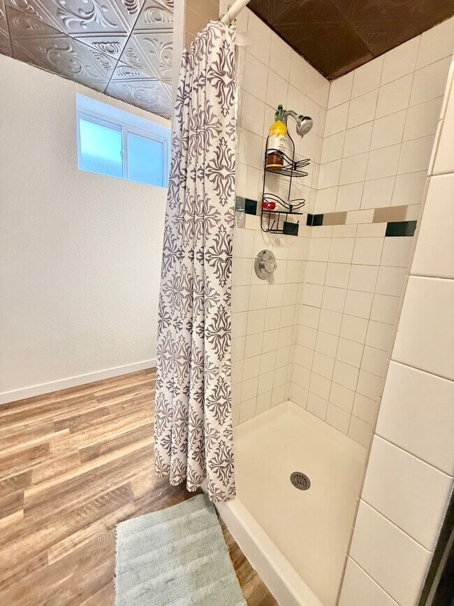 Building Photo - Renovated home on Yosemite for rent!
