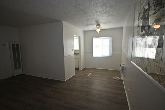 Building Photo - 2 Bed Apartment  - $1,050 - 378 N 13th Str...