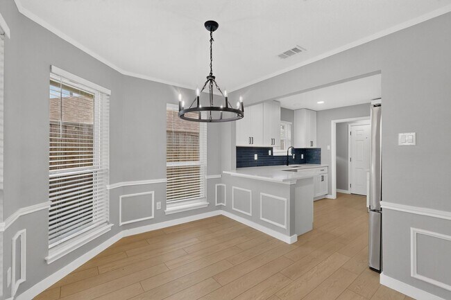 Building Photo - 620 W Stoneybrook Dr