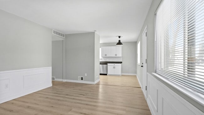 Building Photo - 15285 Buck St