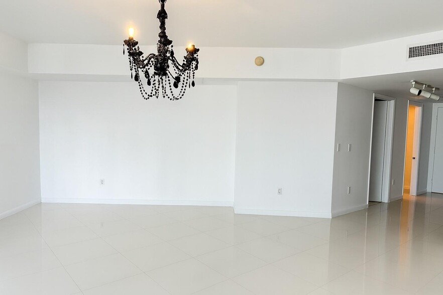Building Photo - 475 Brickell Ave