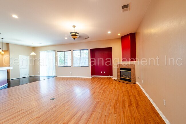 Building Photo - 3 Bedroom/2 Bath Home with an office and paid solar - $2695 per month!