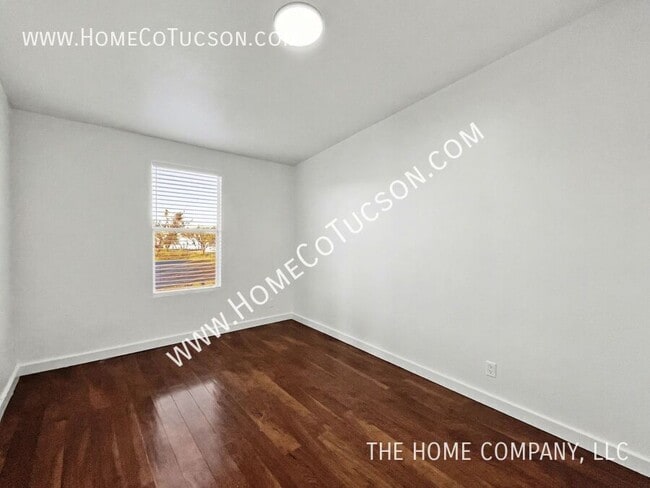 Building Photo - 5840 E Dakota Rd