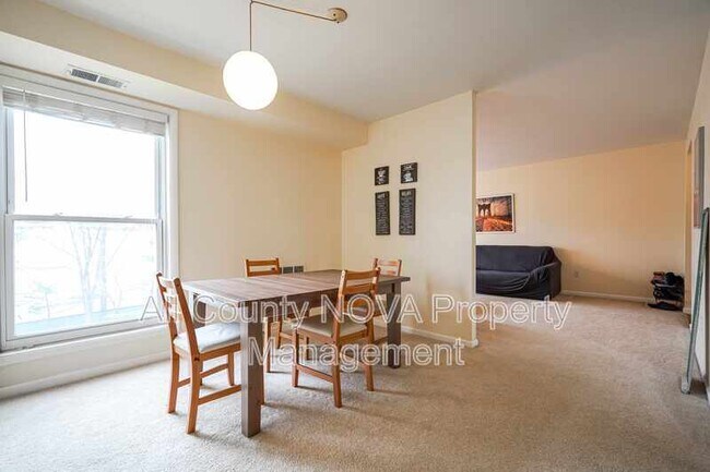 Building Photo - 11923 Parklawn Dr