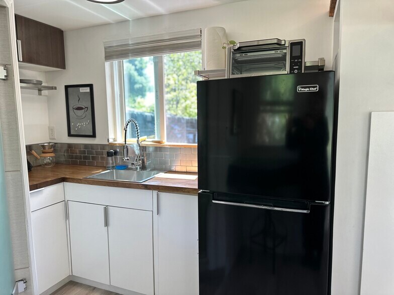 Building Photo - 977 McFarlane Ave