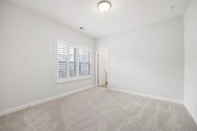 Building Photo - Stunning & Spacious Downtown Kennesaw Town...