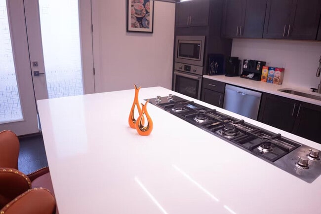 Building Photo - 1680 Memorial Dr SE