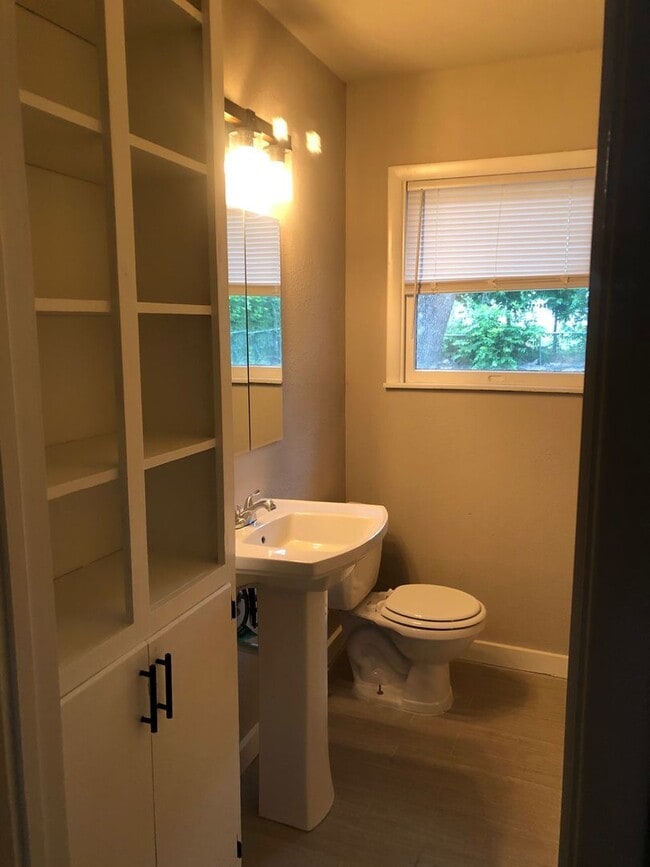 Building Photo - Beautiful Cottage newly remodel!! LOVE thi...