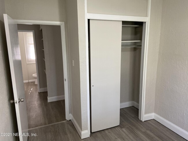 Building Photo - 5366 Baycrest Rd