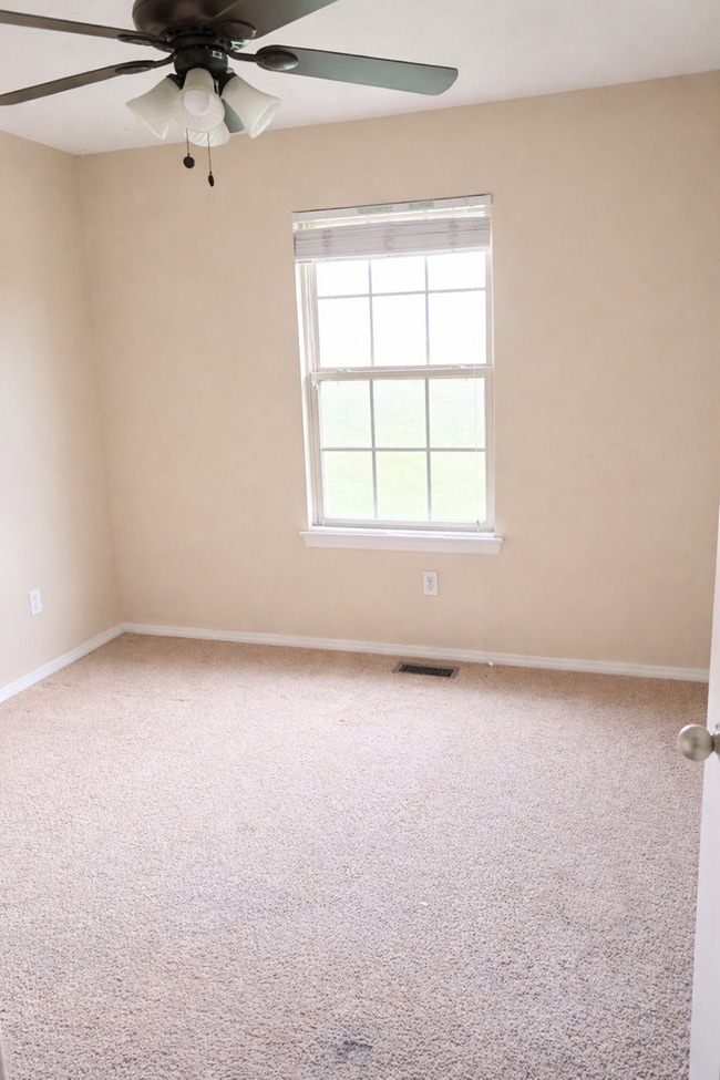 Building Photo - Spacious 3 Bed, 2 Bath Duplex in Prime Ozark Location