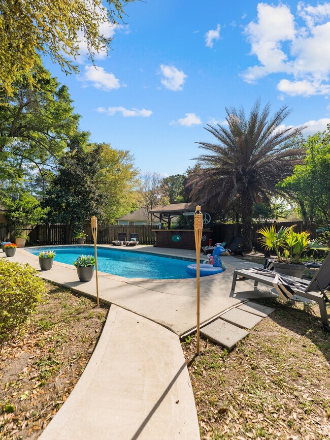 Building Photo - 102 Forestay Ct
