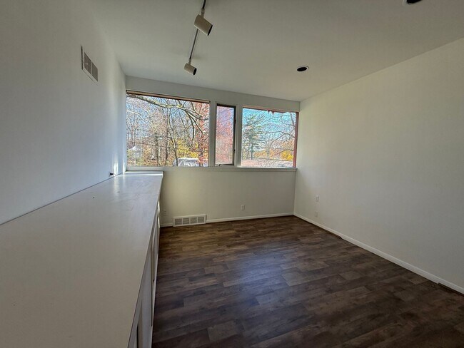 Building Photo - Neshannock Home