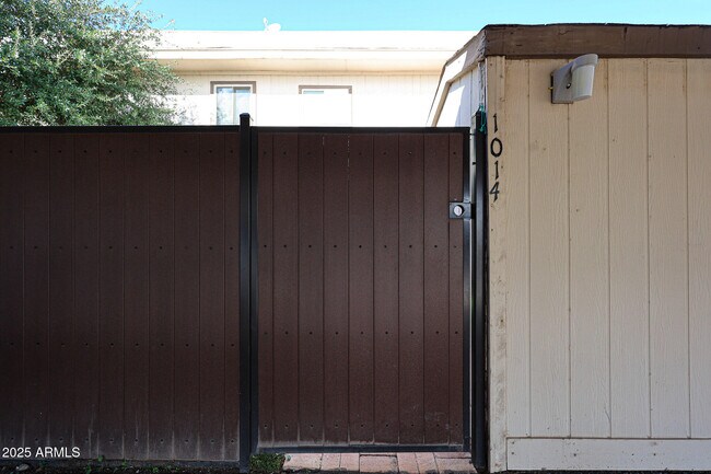 Building Photo - 1014 E Bendix Dr