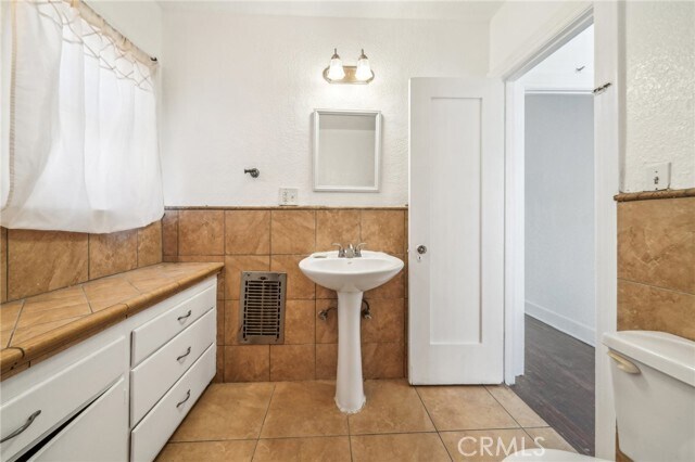 Building Photo - 3098 N Arrowhead Ave