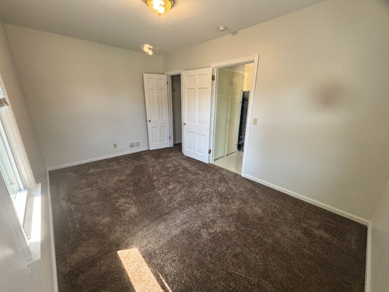 Building Photo - 142 N Riverview Dr