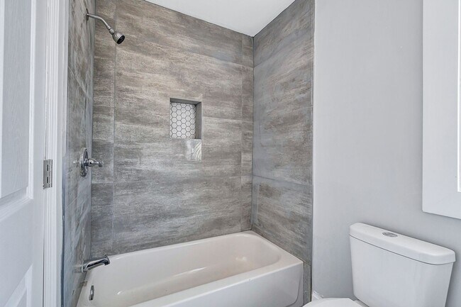 Building Photo - ***TWO WEEKS FREE*** Charming 2BR Home for Rent in Jacksonville