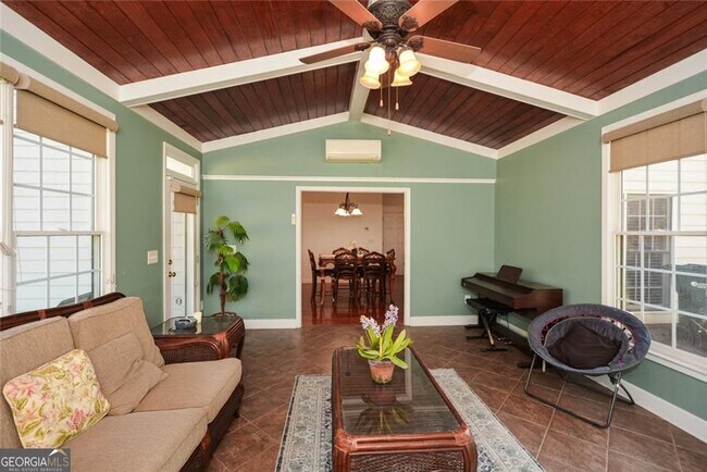 Building Photo - 305 Collegiate Dr