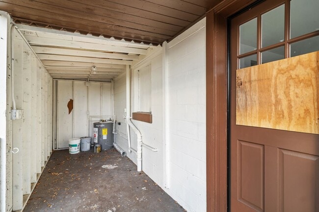 Building Photo - 3 bedroom 1 bathroom single family house!