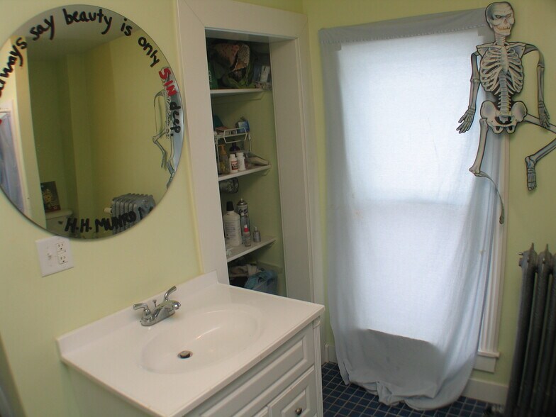 Building Photo - 737 Village St