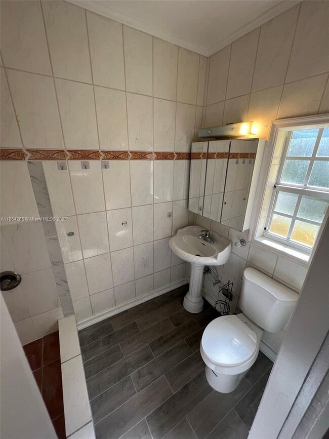 Building Photo - 695 NE 81st St