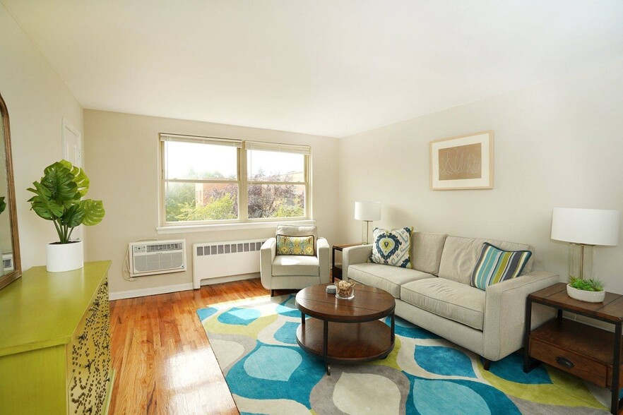 Living Room - Summit Court