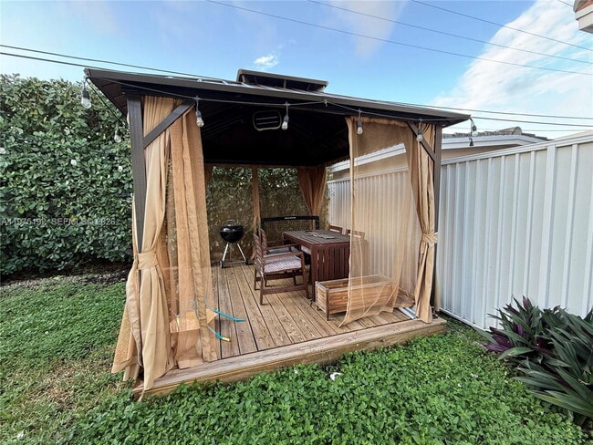 Building Photo - 4850 SW 4th St